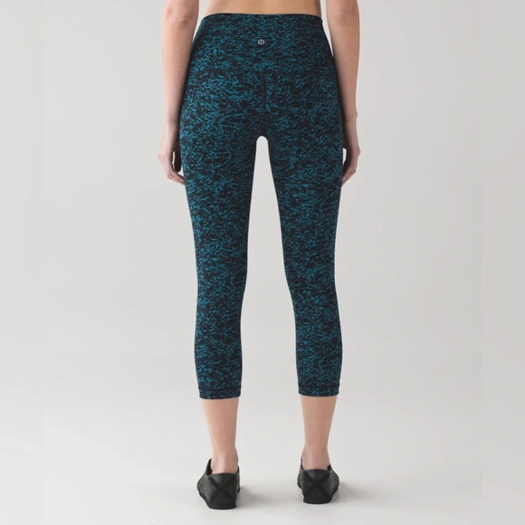Like New Lululemon Wunder Under Crop (Hi-Rise) (21")
Iced Wave Capri Black W 8 - Picture 1 of 13